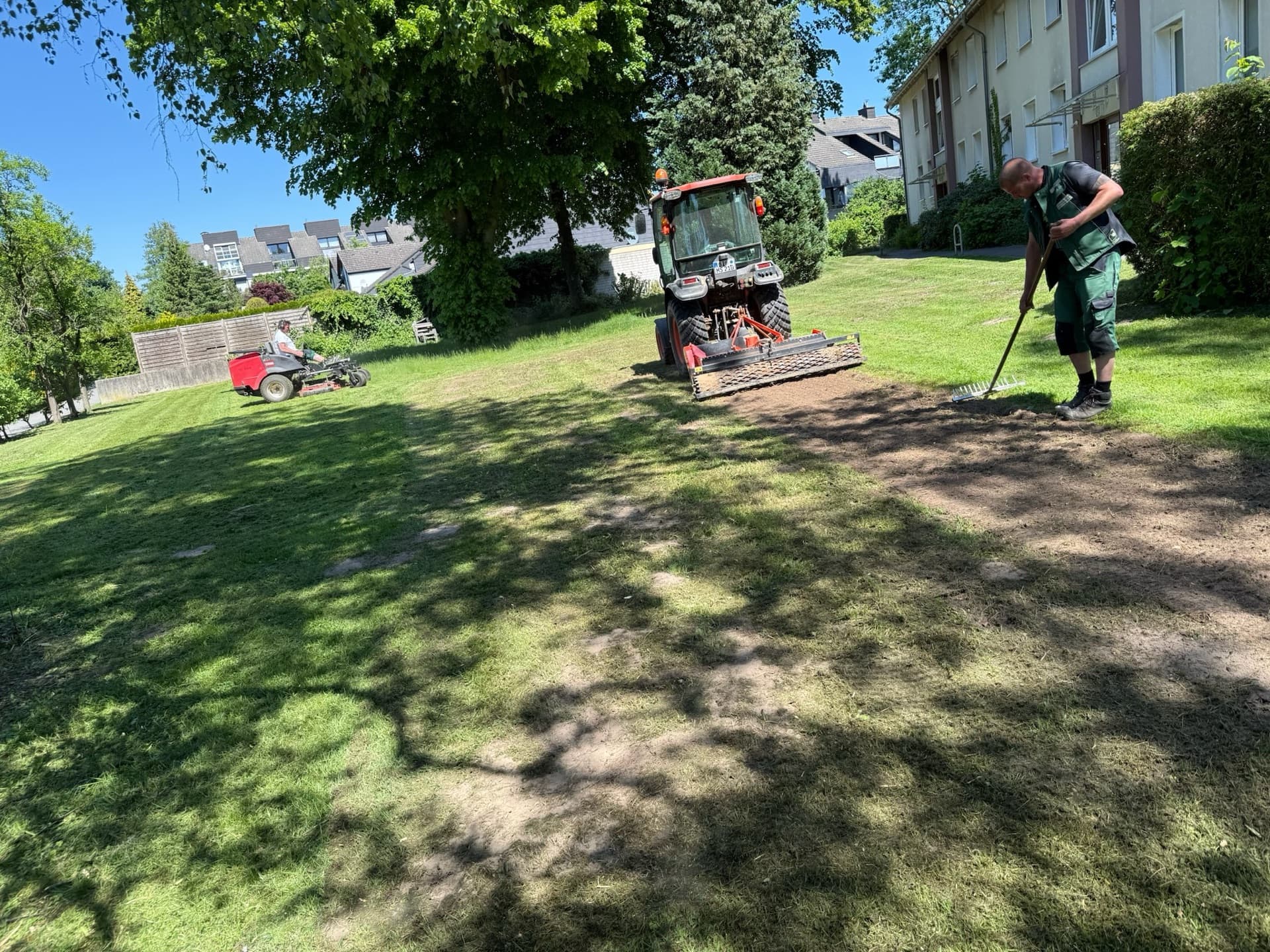 Professionelle Rasenpflege und Rasenmähen – Gartenpflege Bielefeld
